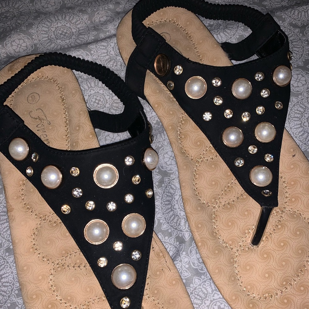 FOREVER 21 Black Pearl & Gem Sandals - size 9